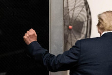 Bývalý americký prezident Donald Trump opustil súdnu sieň manhattanského trestného súdu v New Yorku. FOTO: Reuters