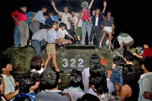 Osem týždňov okupovali čínski študenti na jar 1989 hlavné pekinské námestie a žiadali demokratické reformy. Ich protest napokon brutálne potlačila armáda.