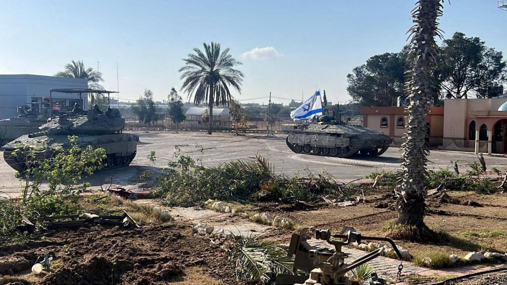 Izraelské vojenské vozidlá operujú na gazanskej strane prechodu Rafah.  FOTO: Reuters