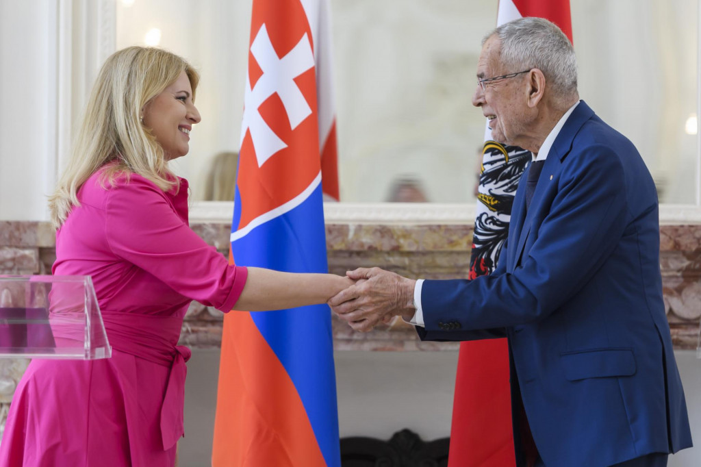 Prezidentka Zuzana Čaputová a prezident Rakúska Alexander Van der Bellen si podávajú ruky počas stretnutia na zámku Schloss Hof. FOTO: TASR/Jaroslav Novák