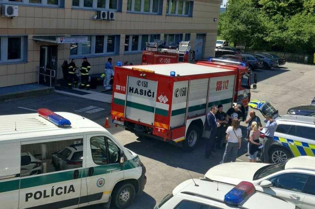 Polícia evakuovala budovu ministerstva zdravotníctva. FOTO: čitateľ HN