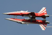 Účinkujúci z akrobatickej skupiny švajčiarskeho letectva Patrouille Suisse. FOTO: TASR/AP
