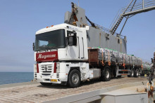 Kamión s humanitárnou pomocou z Británie prechádza cez provizórne mólo do Pásme Gazy. FOTO: TASR/AP