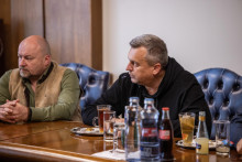 Reprezentanti SNS Rudolf Huliak a Andrej Danko na koaličnej rade. FOTO: Úrad vlády
