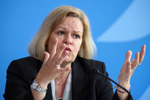Spolková ministerka vnútra Nancy Faeserová (SPD) hľadá riešenie migrácie. FOTO: REUTERS/Liesa Johannssen