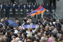 Policajti blukujú vstup do budovy parlamentu počas protivládneho protestu v Jerevane. FOTO: TASR/AP