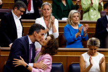 Prvá podpredsedníčka vlády Maria Jesus Montero blahoželá španielskemu premiérovi Pedrovi Sanchezovi po tom, čo bol v parlamente schválený návrh zákona o udelení amnestie tým, ktorí sa podieľali na neúspešnej snahe o nezávislosť Katalánska v roku 2017. FOTO: REUTERS