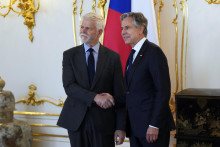 Americký minister zahraničných vecí Antony Blinken a český prezident Petr Pavel pózujú pred stretnutím v Prahe. FOTO: TASR/AP