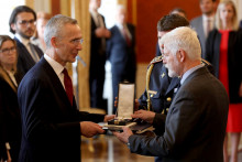 Český prezident Petr Pavel odovzdáva v Prahe štátne vyznamenanie generálnemu tajomníkovi NATO Jensovi Stoltenbergovi. FOTO: Reuters
