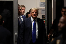 Bývalý americký prezident Donald Trump sa vracia do súdnej siene počas procesu na Manhattane. FOTO: Reuters
