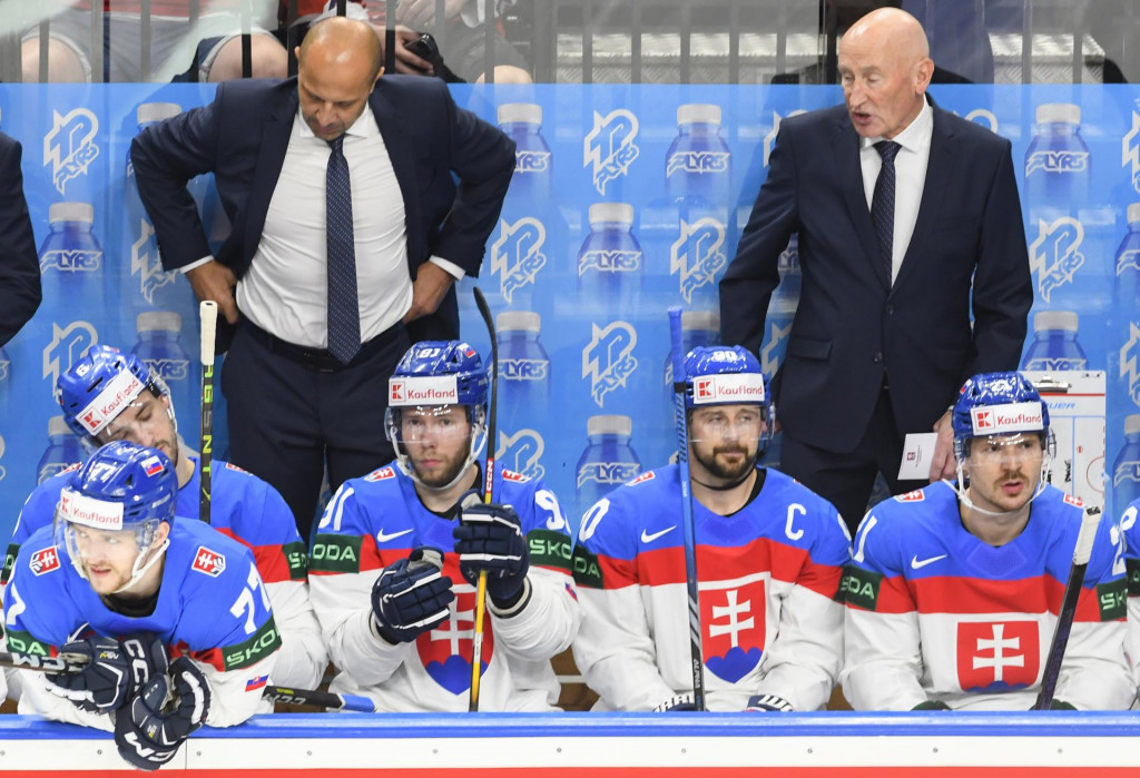 Hore sprava tréner hokejistov Slovenska Craig Ramsay, jeho asistent Ján Pardavý, dolný rad zľava Martin Faško-Rudáš, Lukáš Cingel, Matúš Sukeľ, kapitán Tomáš Tatar a Miloš Kelemen. FOTO: TASR/Michal Runák