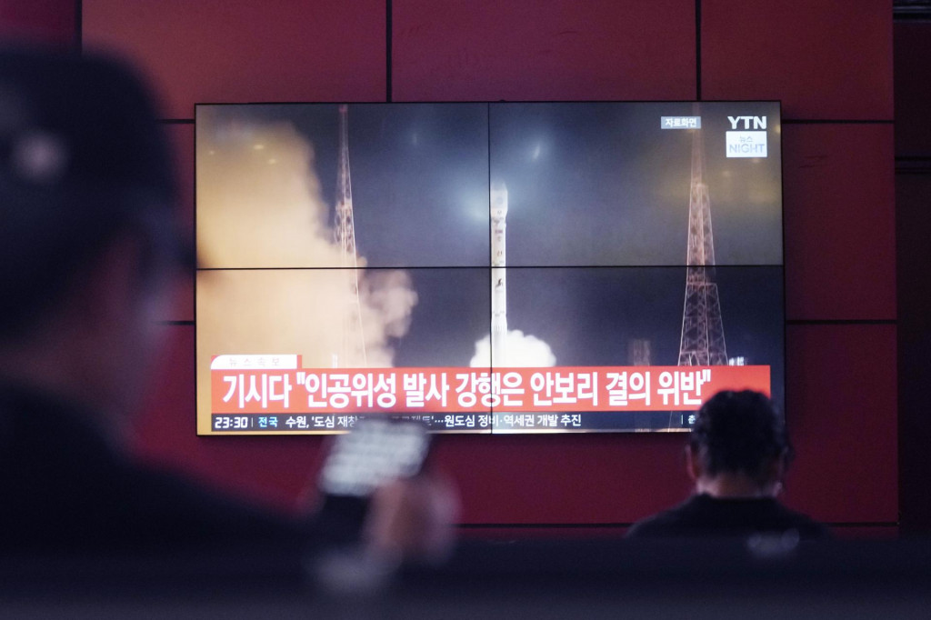 Ľudia sledujú archívnu snímku balistickej rakety, ktorú vystrelili Severná Kórea na železničnej stanici v Soule. FOTO: TASR/AP