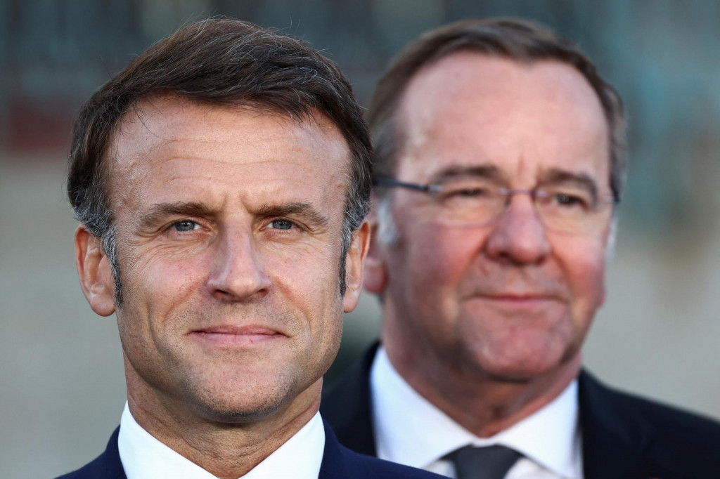 Francúzsky prezident Emmanuel Macron a nemecký minister obrany Boris Pistorius. FOTO: REUTERS