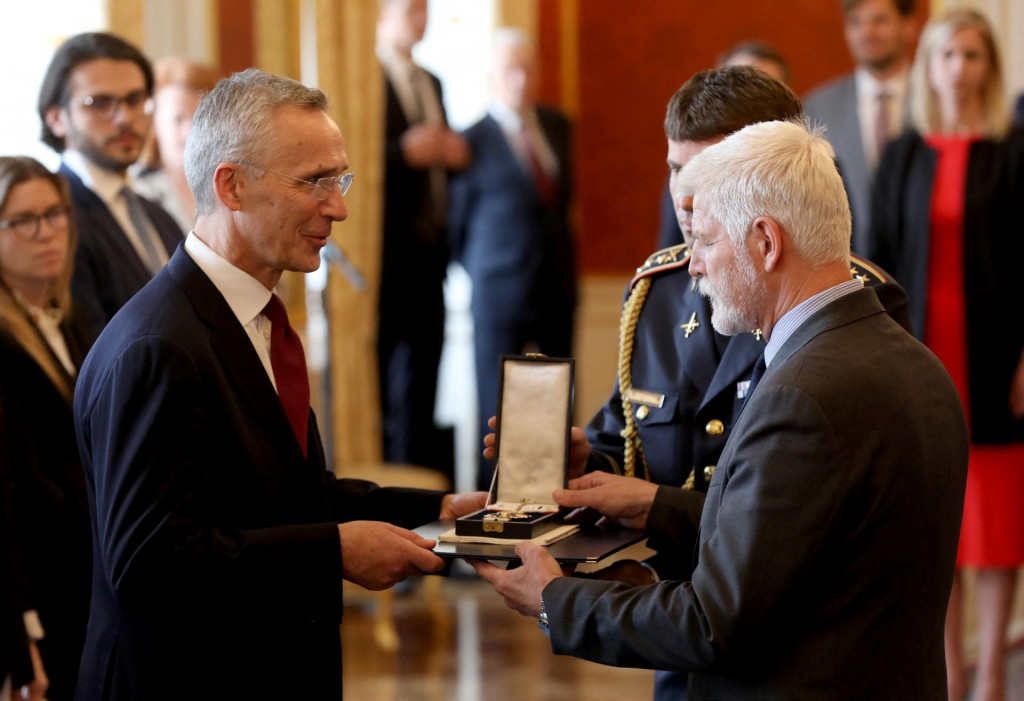 Český prezident Petr Pavel odovzdáva v Prahe štátne vyznamenanie generálnemu tajomníkovi NATO Jensovi Stoltenbergovi. FOTO: Reuters