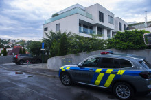 Policajné hliadky pred bytom predsedu vlády Roberta Fica. FOTO: TASR/Jakub Kotian