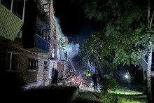 Obytný dom zasiahnutý ruským útokom na Charkov. FOTO: Reuters