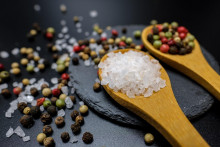 Dostatok soli potrebujeme nielen kvôli obsahu sodíka. No i pre zdravie našej štítnej žľazy. V tomto ohľade tiež nie je zanedbateľné, akou soľou vlastne solíme.

FOTO: Pixabay