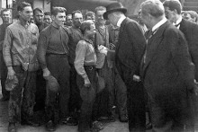 Tomáš Garrigue Masaryk v rozhovore s robotníkmi vo Vítkovických železiarňach v roku 1924.