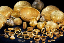 Niektoré z artefaktov sú vyrobené z kovu, ktorý nepochádza zo Zeme