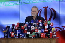 Bývalý predseda iránskeho parlamentu Ali Laridžání rozpráva počas tlačovej konferencie po jeho registrácii ako kandidáta v prezidentských voľbách, ktoré sú v Iráne vyhlásené na 28. júna po smrti zosnulého iránskeho prezidenta Ebráhíma Raísího. FOTO: TASR/AP