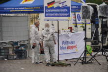 Forenzní experti zasahujú po incidente na námestí Marktplatz v nemeckom Mannheime. FOTO: TASR/AP
