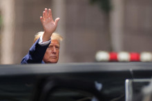 Republikánsky kandidát na amerického prezidenta Donal Trump pred budovou Trump Tower, deň potom, čo ho súd uznal vinným nestráca podporovateľov. FOTO: REUTERS