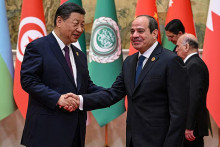 Pred summitom arabských vodcov v Pekingu sa čínsky prezident Si Ťin-pching stretol so svojím egyptským náprotivkom Abdom al-Fattáhom as-Sísím, aby spolu podpísali množstvo dohôd o užšej ekonomickej spolupráci. FOTO. TASR/AP
