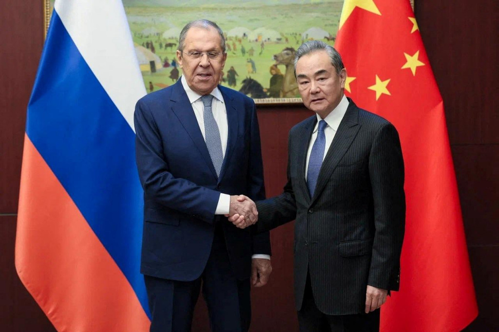 Ruský minister zahraničných vecí Sergej Lavrov sa stretol s čínskym náprotivkom Wang Yi. FOTO: Reuters