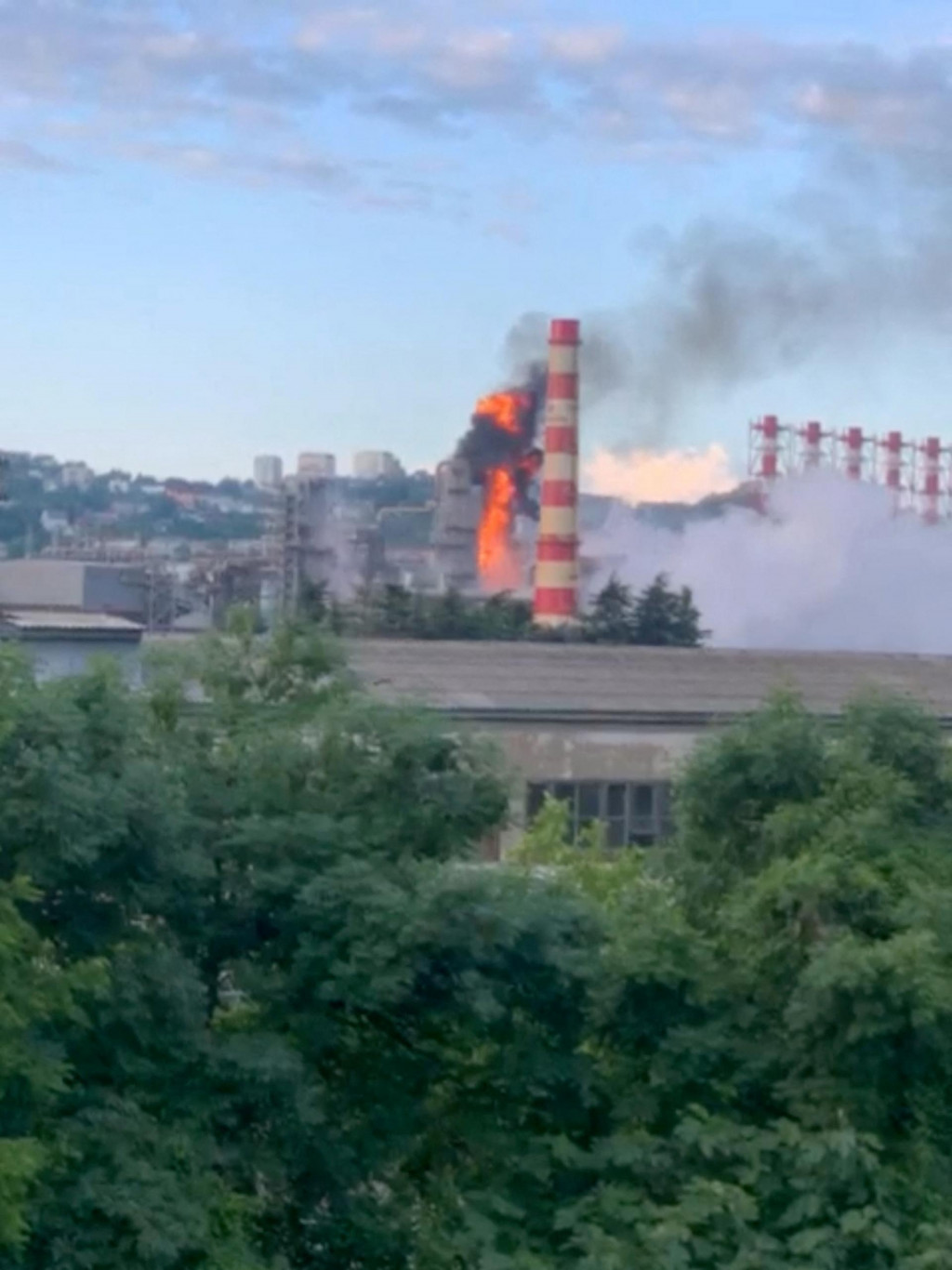 Dym a oheň stúpajú z rafinérie po útoku dronu v Tuapse v Krasnodarskom kraji. FOTO: Reuters