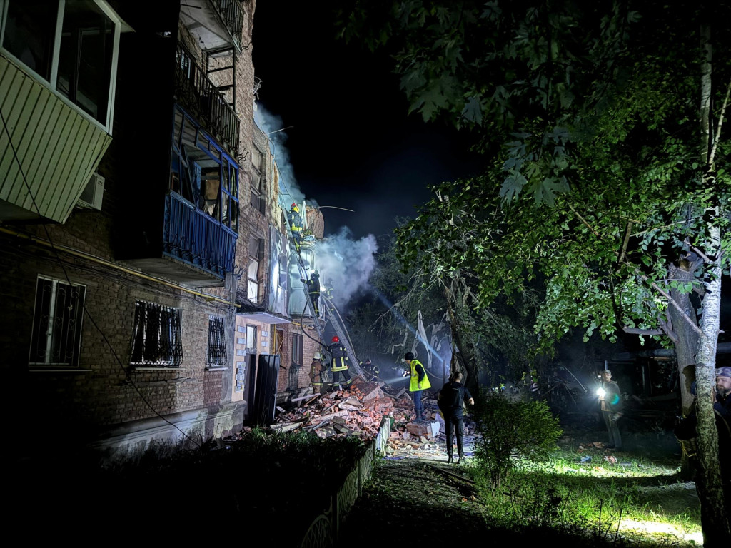 Obytný dom zasiahnutý ruským útokom na Charkov. FOTO: Reuters