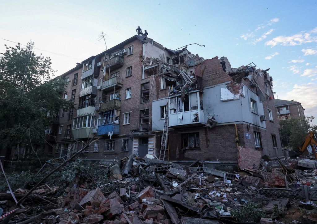 Hasiči pracujú na mieste obytného domu zasiahnutého ruským raketovým útokom.  FOTO: Reuters