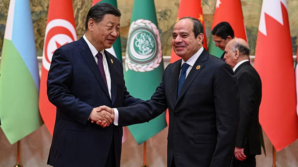Pred summitom arabských vodcov v Pekingu sa čínsky prezident Si Ťin-pching stretol so svojím egyptským náprotivkom Abdom al-Fattáhom as-Sísím, aby spolu podpísali množstvo dohôd o užšej ekonomickej spolupráci. FOTO. TASR/AP