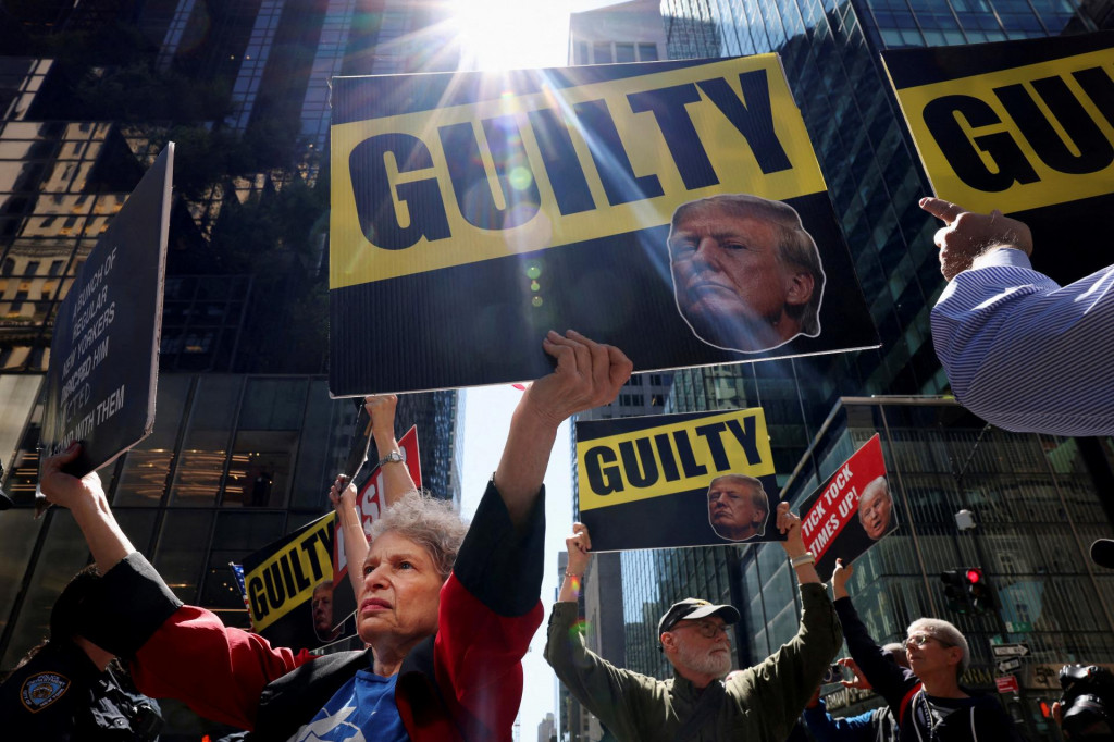 Demonštranti proti Trumpovi držia pred Trump Tower transparenty, deň po rozsudku o vine v trestnom procese republikánskeho kandidáta na prezidenta a bývalého prezidenta USA. FOTO: Reuters