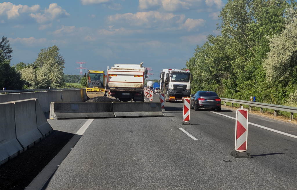 Betónové zátarasy na diaľnici pomôžu pri dlhších opravách chrániť pracovníkov pred vozidlami a kamiónmi.