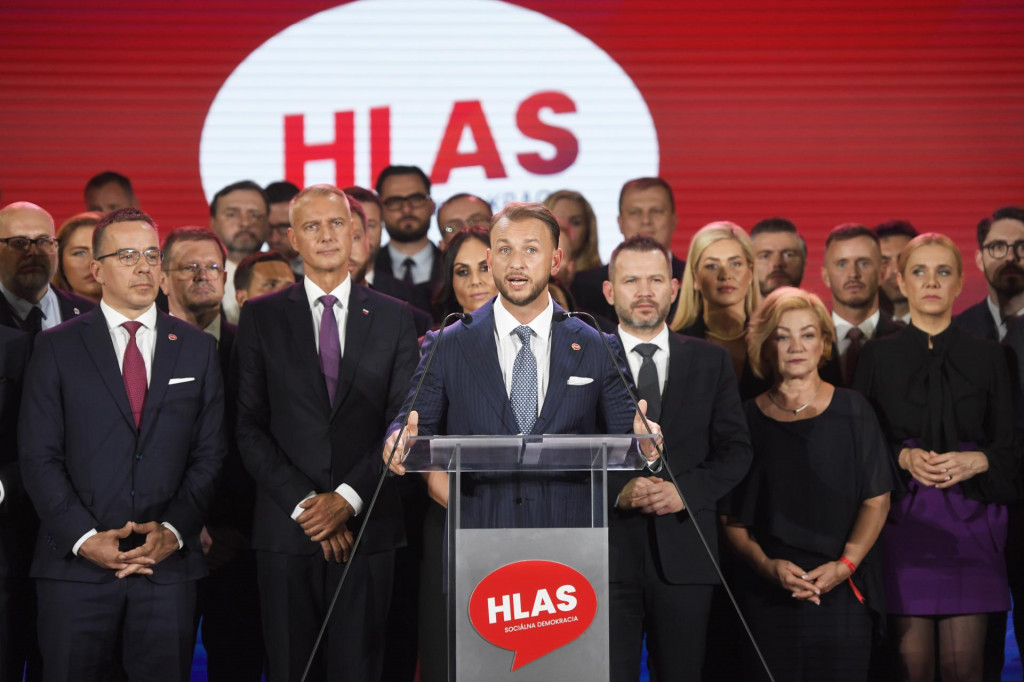 Na sn&iacute;mke novozvolen&yacute; predseda strany Hlas Mat&uacute;&scaron; &Scaron;utaj E&scaron;tok (uprostred) počas tlačovej konferencie. FOTO: TASR/ Franti&scaron;ek Iv&aacute;n