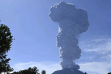 Výbuch sopky Ibu v indonézskej provincii Severné Moluky 13. mája 2024. FOTO: TASR/AP
