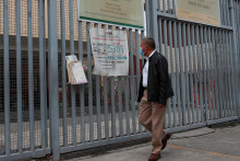 Transparent vyvesený pred školou, ktorá sa používa ako volebná miestnosť v Mexico City, Mexiko. FOTO: Reuters