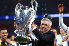 Pre Carla Ancelottiho sa pózovanie s trofejou pre víťaza Ligy majstrov už pomaly stáva rutinnou záležitosťou. FOTO: Reuters