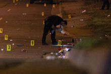 Policajt zbiera dôkazy po streľbe na ulici v meste Akron v americkom štáte Ohio. FOTO: TASR/AP