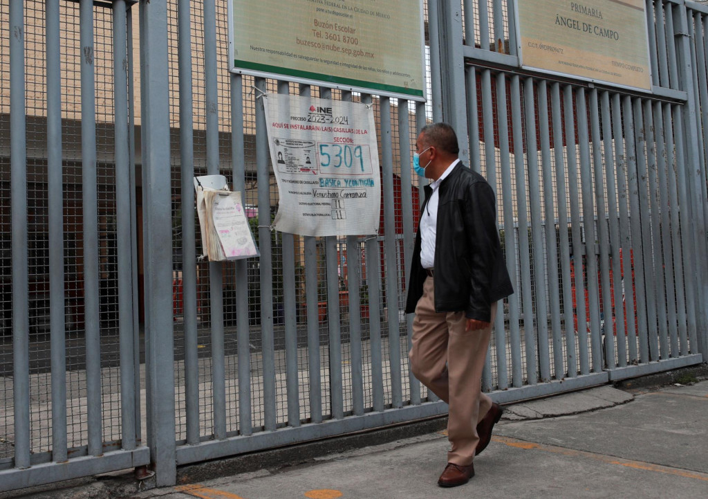 Transparent vyvesený pred školou, ktorá sa používa ako volebná miestnosť v Mexico City, Mexiko. FOTO: Reuters