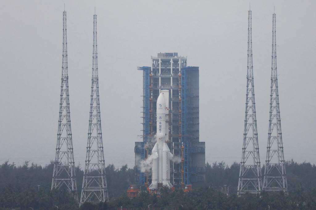 Lunárna sonda Čchang-e 6 a kombinácia nosnej rakety Long March-5 Y8 sú na štartovacej rampe Wenchang Space Launch Site v čínskej provincii Hainan. FOTO: Reuters