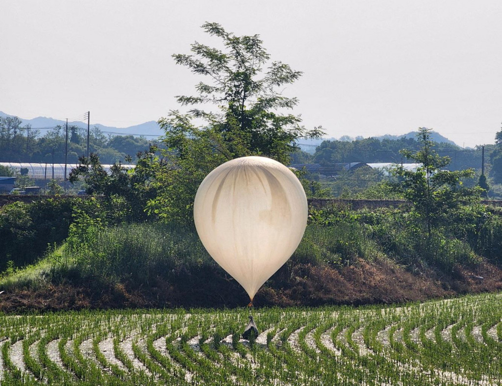 Severná Kórea obnovila vypúšťanie balónov s odpadkami smerom do vzdušného priestoru Južnej Kórey. FOTO: Reuters