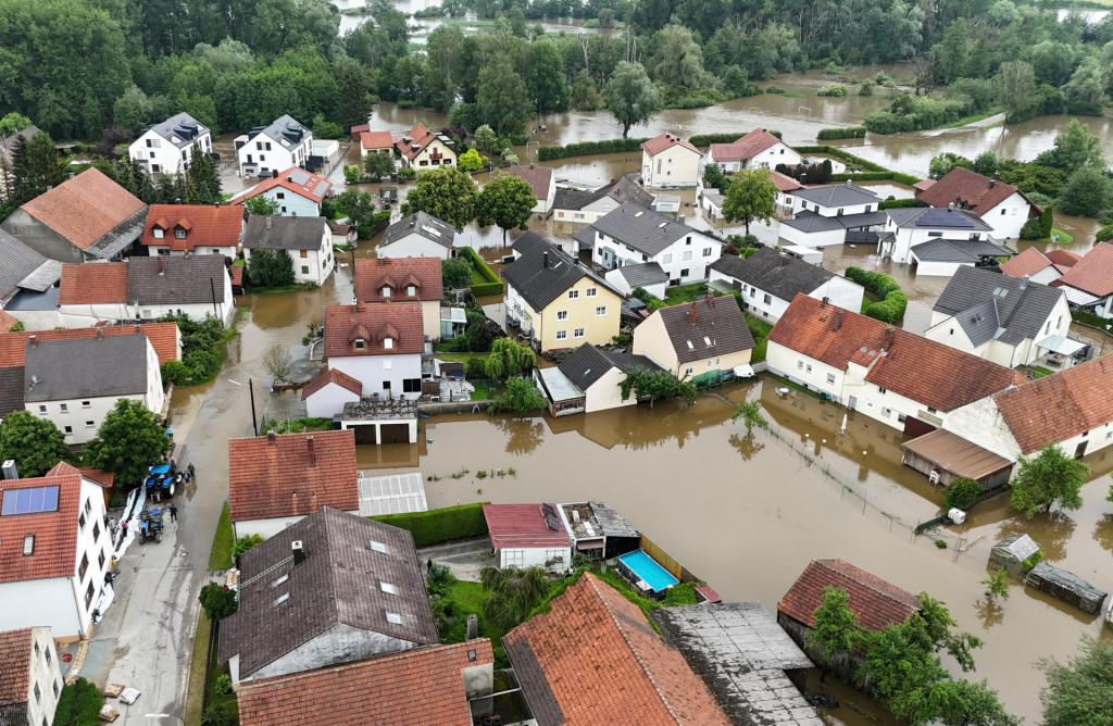 Záplavami postihnutá oblasť pri rieke Paar po silných dažďoch na juhu Nemecka. FOTO: Reuters