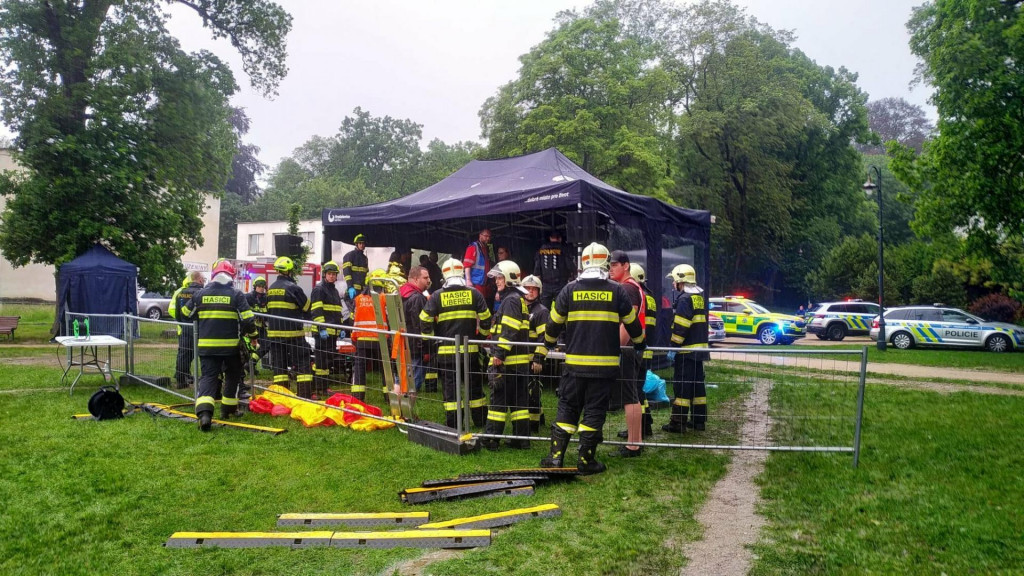 Niekoľko ľudí vrátane detí utrpelo zranenia po zásahu bleskom v českom meste Liberec. FOTO: X/Policie ČR