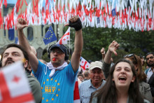 Protest v gruzínskom Tbilisi proti návrhu zákona o „zahraničných agentoch”. FOTO: Reuters