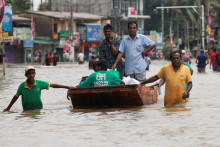 Zaplavená cestu v Biyagame na Srí Lanke. FOTO: Reuters