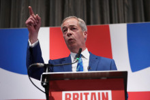 Nigel Farage bude kandidovať bude za protiimigračnú stranu Reform UK. Na snímke o svojom rozhodnutí informuje novinárov. FOTO: Reuters