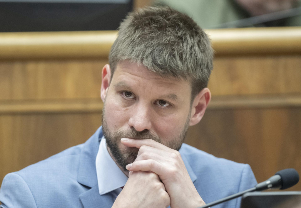 Na sn&iacute;mke podpredseda NR SR Michal &Scaron;imečka (PS) počas rokovania 12. a 13. sch&ocirc;dze paramentu SR. Poslanci N&aacute;rodnej rady (NR) SR neodvolali Zuzanu Dolinkov&uacute; (Hlas-SD) z postu ministerky zdravotn&iacute;ctva SR ani ministerku kult&uacute;ry SR Martinu &Scaron;imkovičov&uacute; (nominantka SNS). Rozhodli o tom v utorkovom hlasovan&iacute;. Za opozičn&yacute; n&aacute;vrh na jej odvolanie hlasovalo 64 poslancov zo 142 pr&iacute;tomn&yacute;ch, proti bolo 78. V Bratislave 14. m&aacute;ja 2024. FOTO TASR - Martin Baumann FOTO: Martin Baumann