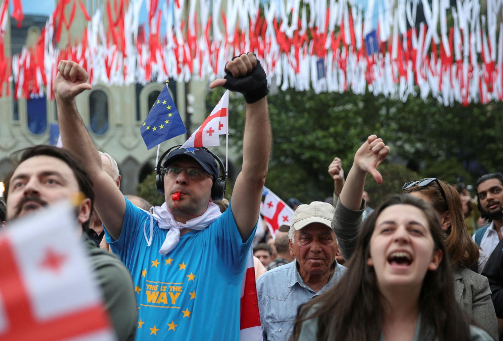 Protest v gruzínskom Tbilisi proti návrhu zákona o „zahraničných agentoch”. FOTO: Reuters