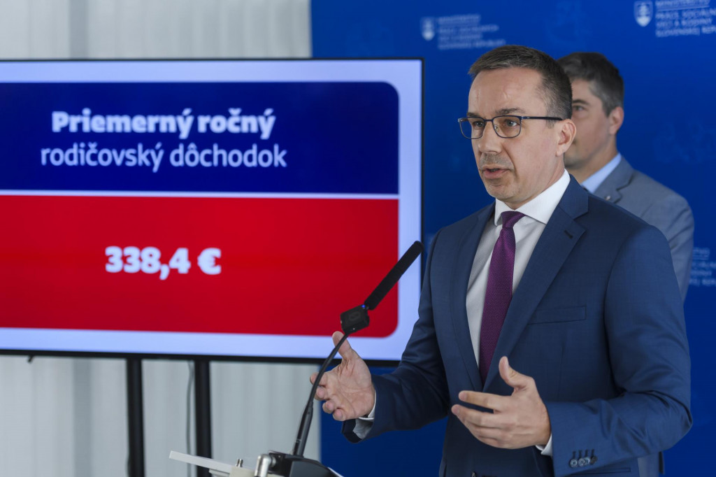 Minister pr&aacute;ce Erik Tom&aacute;&scaron; informoval o vypl&aacute;can&iacute; rodičovsk&eacute;ho d&ocirc;chodku aj o novinke t&yacute;kaj&uacute;cej sa v&yacute;počtu starobnej penzie.  FOTO:TASR/J. Nov&aacute;k